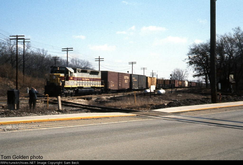 EL 3641 with a Mixed Freight